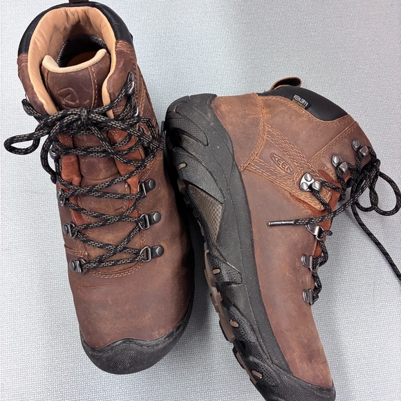 KEEN Woman’s Leather Hiking Boots - Picture 3 of 7